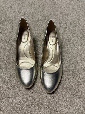 Bandolino Gold Metallic Block Heel Pumps Like New 7.5